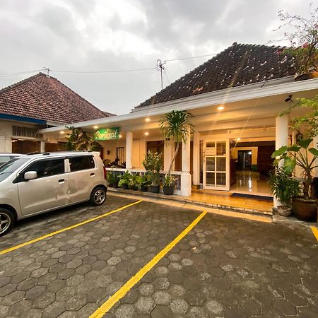 Parikesit Guest House Yogyakarta Exteriör bild