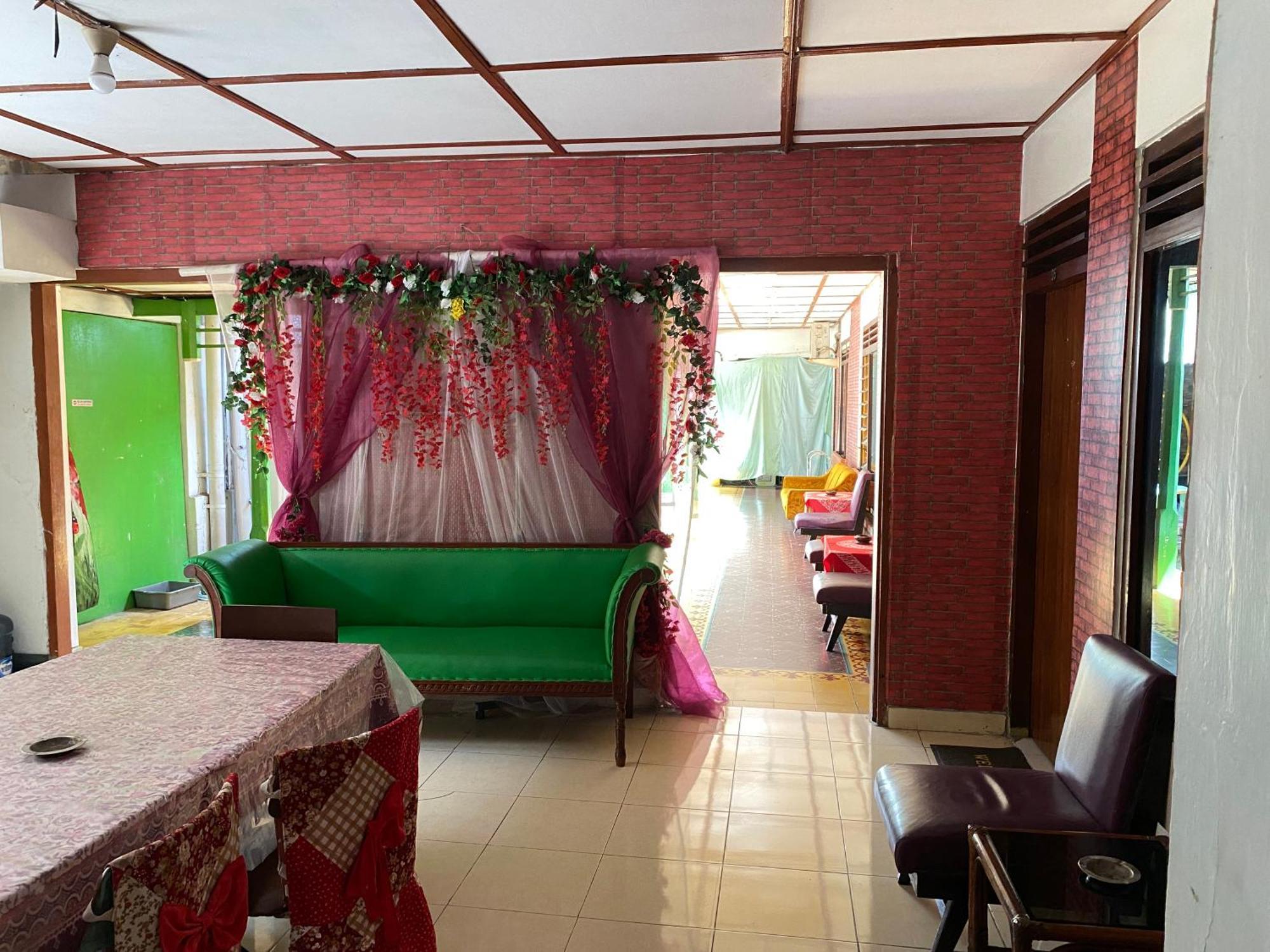 Parikesit Guest House Yogyakarta Exteriör bild