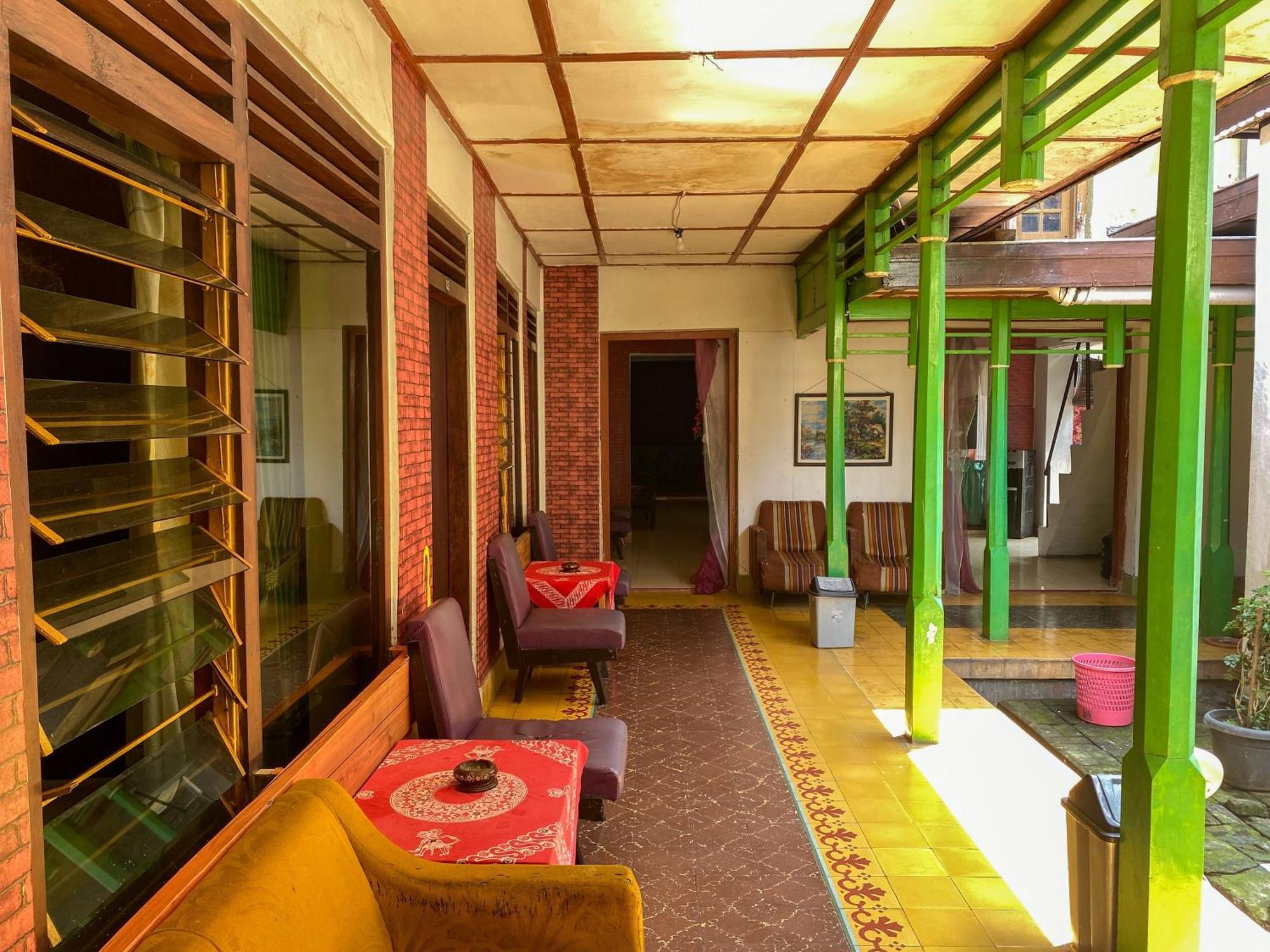 Parikesit Guest House Yogyakarta Exteriör bild