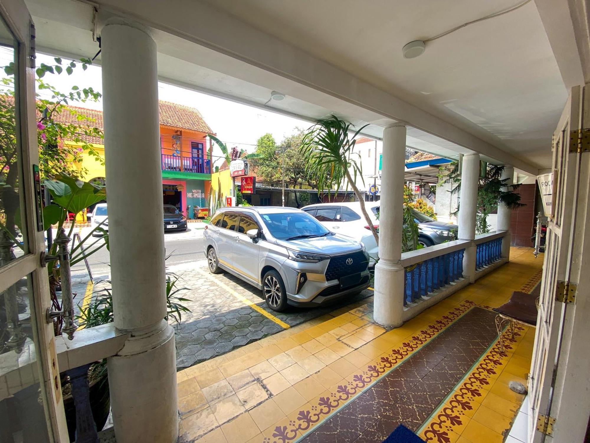 Parikesit Guest House Yogyakarta Exteriör bild